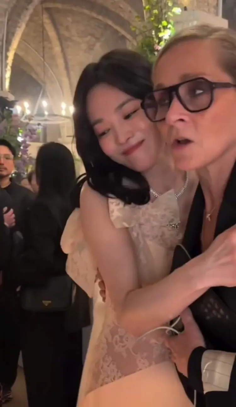 宋慧喬抱抱撒嬌。翻攝cakemg_kr IG