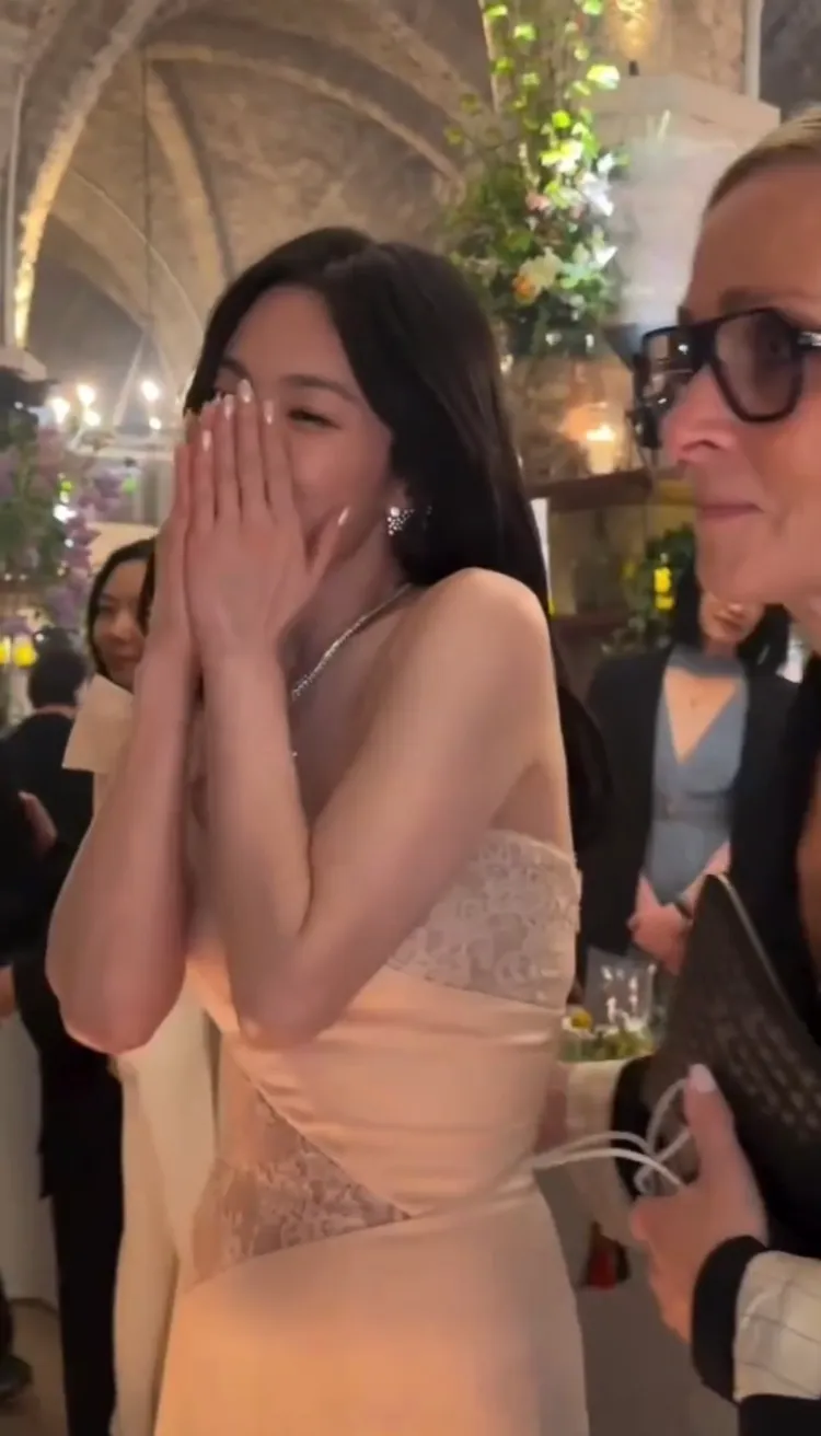 宋慧喬摀嘴嬌羞笑。翻攝cakemg_kr IG