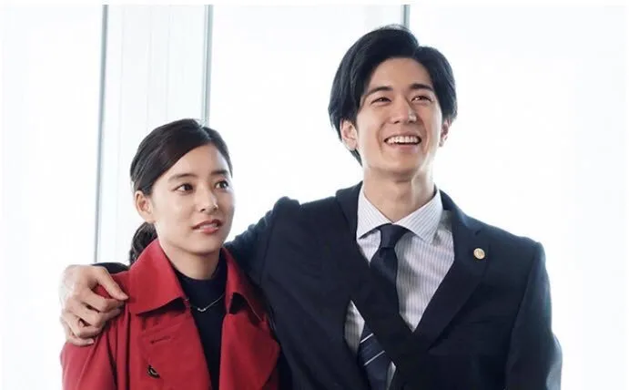 新木優子（左）、中島裕翔接連合作《金裝律師》1、2季。翻攝日本雅虎