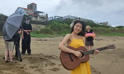 甜美女歌手21字神曲拍MV遇颱風　雨淋到全身濕透！咬牙拍完
