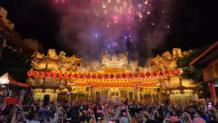 鎮瀾宮前眾多信徒恭候媽祖回鑾。翻攝大甲鎮瀾宮直播