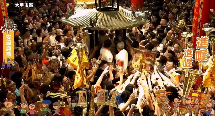 民眾依序將副爐媽、湄洲媽、正爐媽請出鑾轎送進神龕。翻攝大甲鎮瀾宮直播