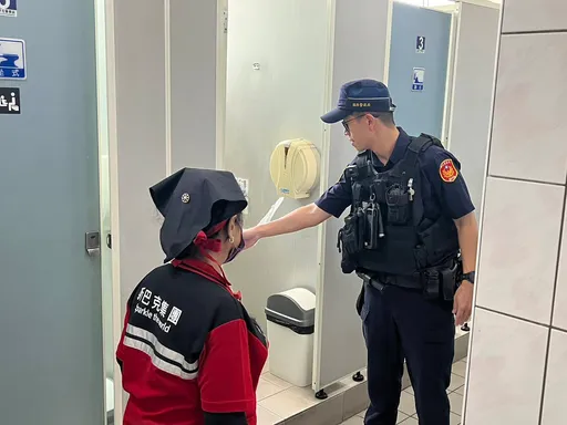 新左營站男廁小便斗遭裝針孔！高鐵宣布解僱涉案男員工