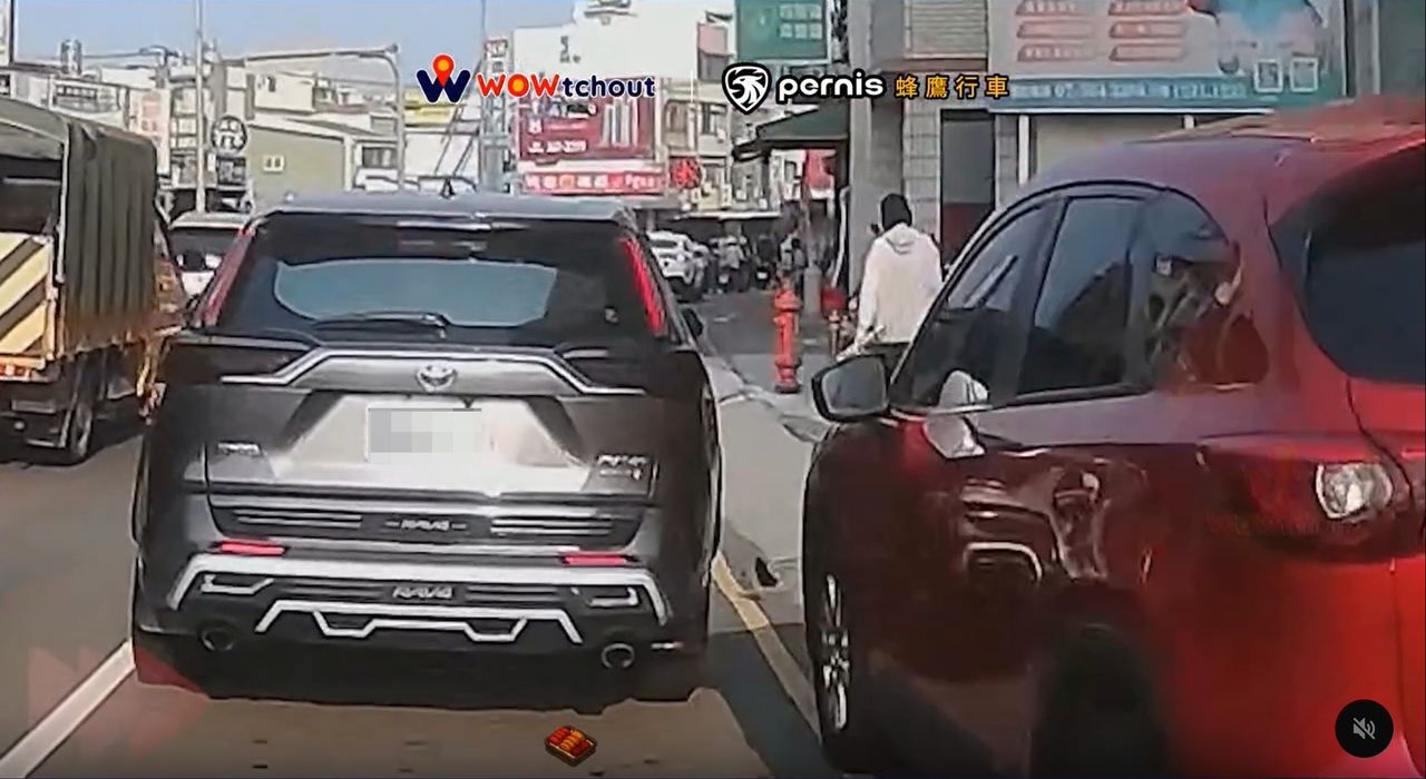 自小客塞縫而過!照後鏡應聲撞落卻離去 警方要查辦這狀況