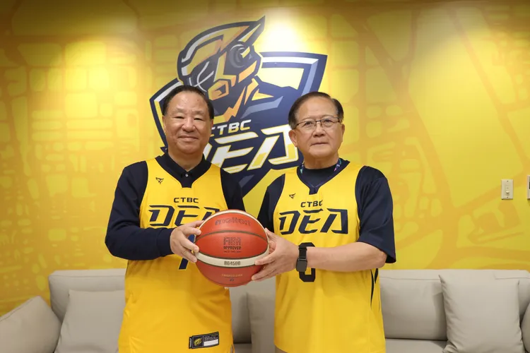 中信育樂董事長陳國恩邀籃球名人堂理事長葛永光為賽事開球，傳承籃球的精神。中信特攻提供
