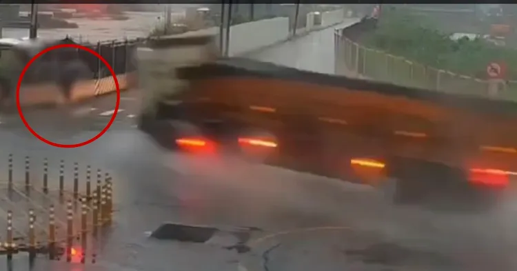 新北泰山區昨晨一輛曳引車疑似因車速過快打滑失控，當場輾過一名越南籍路人頭部，當場死亡。翻攝畫面