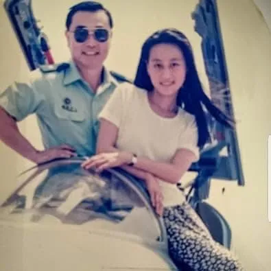 馮世寬年輕時與女兒合影。馮世寬提供