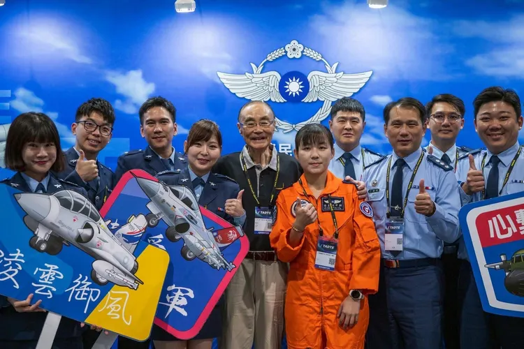 馮世寬現身台北國際航太展，並與官兵合影。馮世寬提供