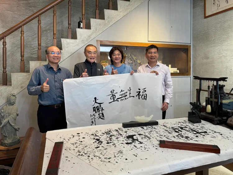 前國防部長馮世寬與書法字合影。彭欣偉攝影