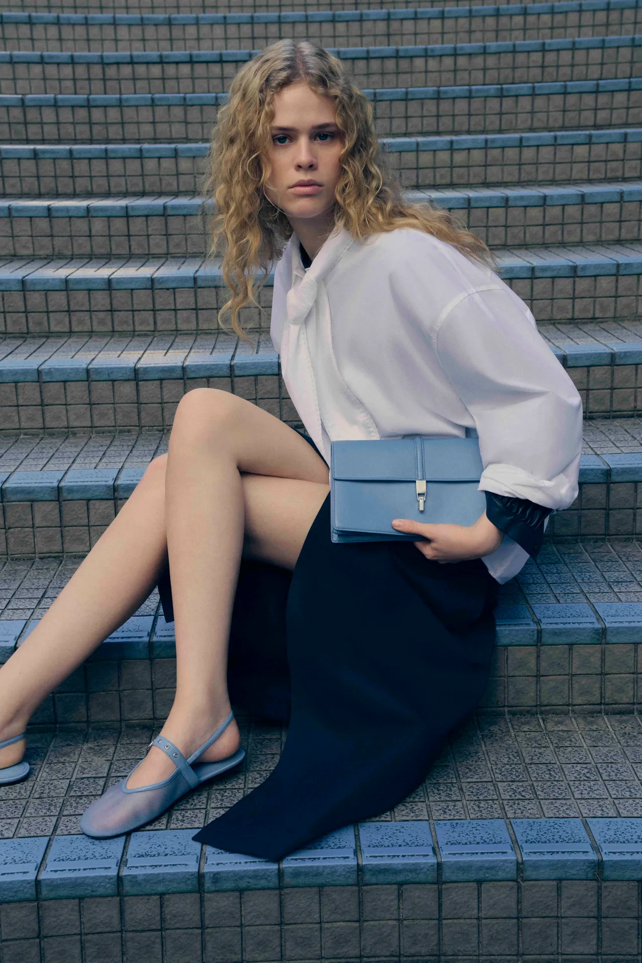 Agnes芭蕾舞平底鞋、Hitch 肩背包採用亮眼的石藍色呈現。品牌提供