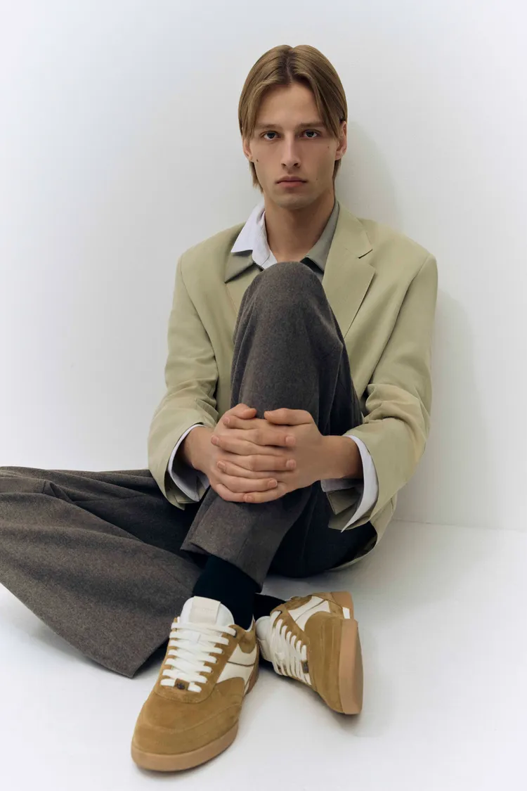 麂皮運動鞋以撞色組合帶來時髦活力。品牌提供