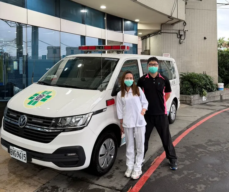 中級救護技術員王偉哲與護理師李宛蒨夫妻檔。童綜合提供