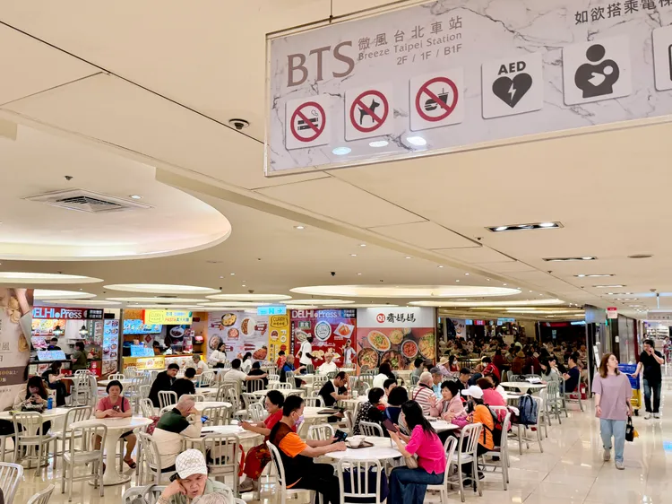 微風台北車站2樓美食街開放用餐區。莊偉祺攝