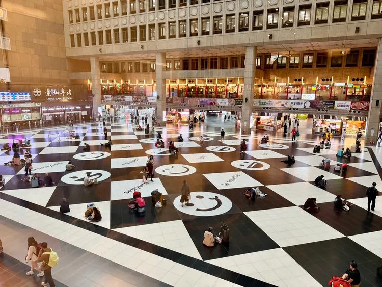 台北車站1樓大廳打卡地標「黑白棋盤格」，於2011年時由微風集團改造。莊偉祺攝