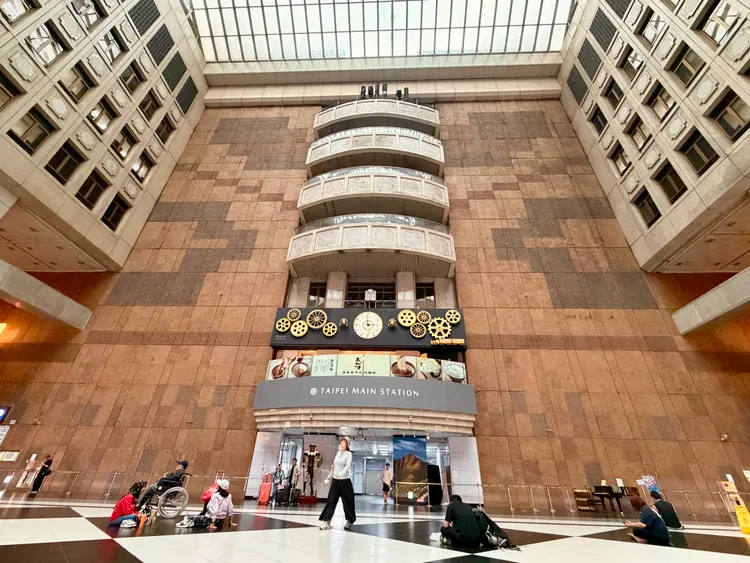 台北車站大廳「嘟嘟鐘」裝置，每年台鐵聖誕節點燈在此舉辦。莊偉祺攝