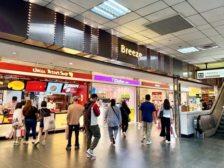 微風台北車站1樓主打全台最大的食尚與伴手禮中心。莊偉祺攝