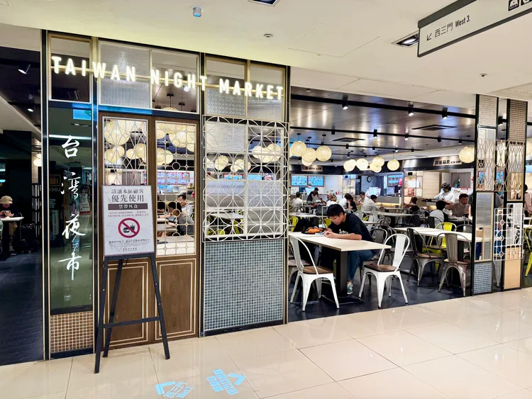 專家建議微風台北車站2樓負責用餐、選品及體驗，是把匆忙旅客轉成願意停留消費的主戰場。莊偉祺攝