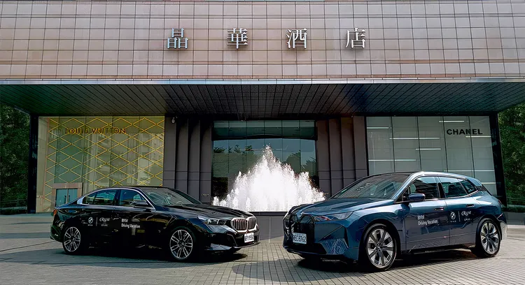 台北晶華「春夜賞螢假期」住房專案提供BMW自駕體驗，房客可駕乘BMW 5系列房車或BMW iX純電休旅，於城市與大自然間自在穿梭。台北晶華提供