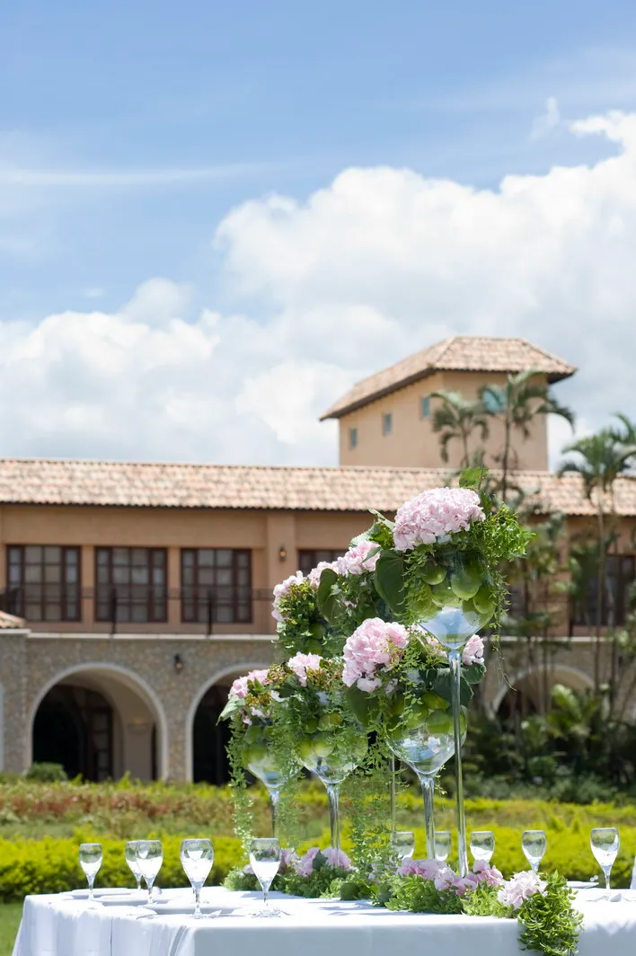 入住「春夜賞螢假期」住房專案的房客，將受邀前往台北園外園享用由晶華廚藝團隊準備的豐盛半自助式晚餐。台北晶華提供