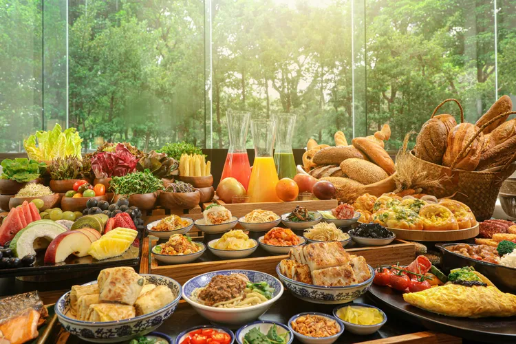 選擇「春夜賞螢假期」住房專案的旅客，隔日還可以至一樓栢麗廳自助式餐廳享用豐盛多元的早餐，與孩子共度美好的早晨食光。台北晶華提供