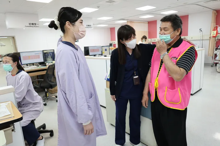 施養賜和急診醫護相處和樂。彰化醫院提供