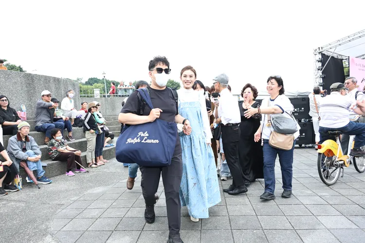 朱海君被工作人員牽著，笑笑地離開。攝影中心攝