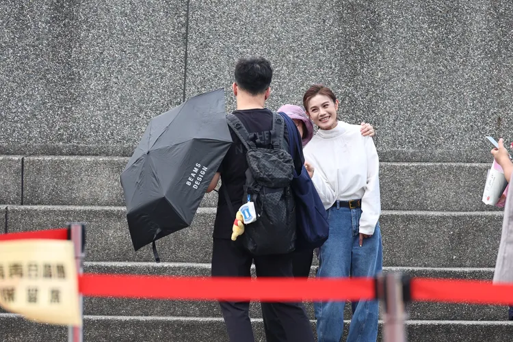 朱海君開心和歌迷拍照。攝影中心攝