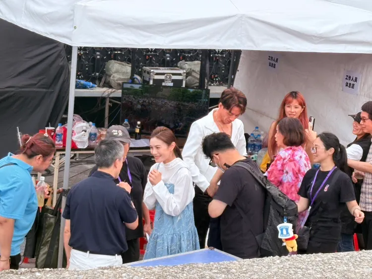 朱海君表演完在後台和工作人員寒暄。王思穎攝