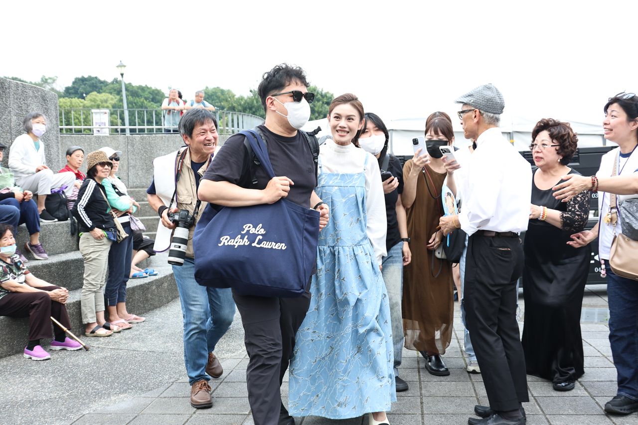 朱海君臭臉變笑臉!遭包圍不忘寵粉合照 自曝爆瘦內幕