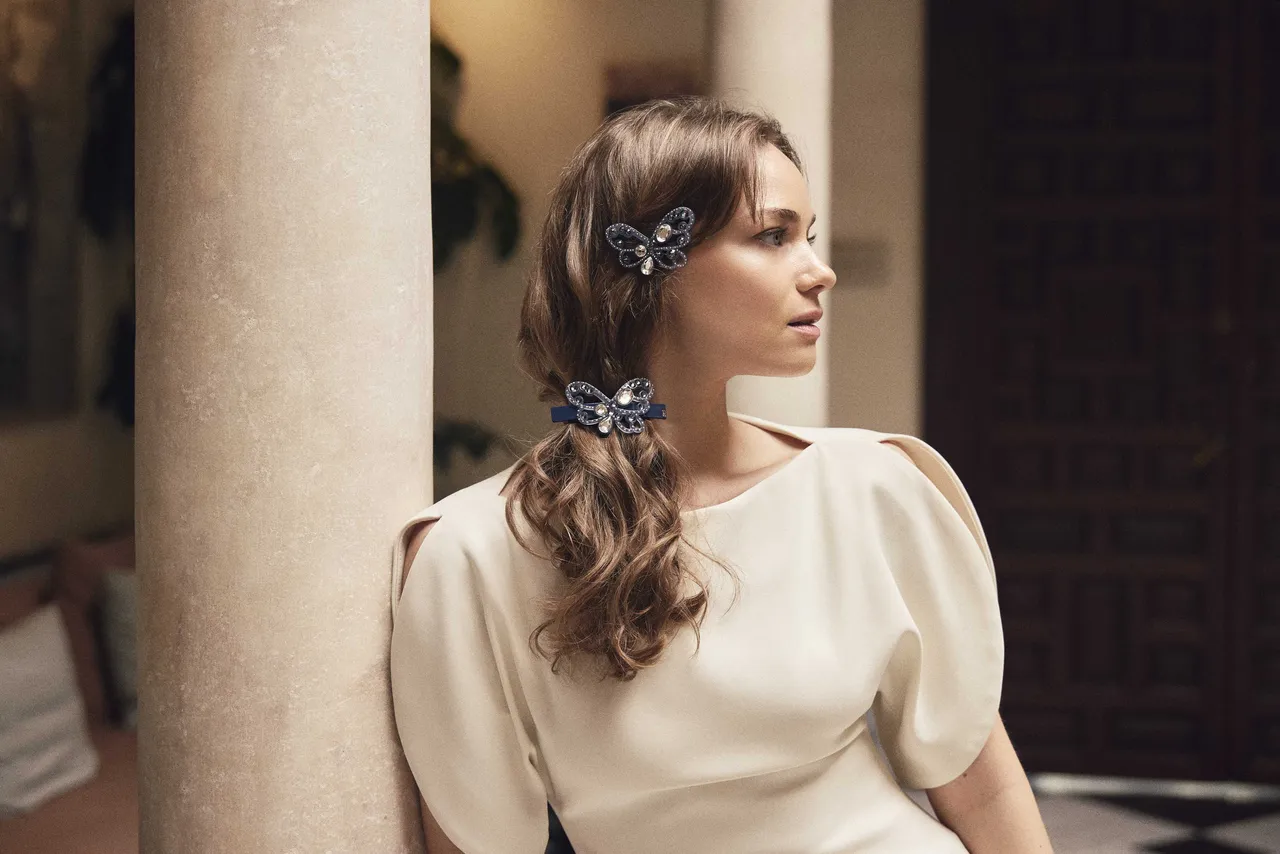 半透明的蝴蝶髮飾也是春季浪漫亮點。品牌提供