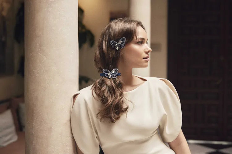 半透明的蝴蝶髮飾也是春季浪漫亮點。品牌提供