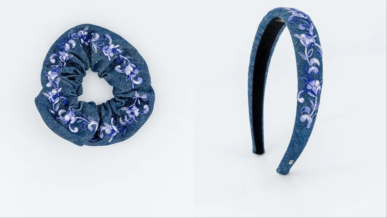 亞歷山卓丹寧刺繡荷葉髮束（左）1萬4300元、丹寧刺繡髮箍（右）1萬1500元。品牌提供