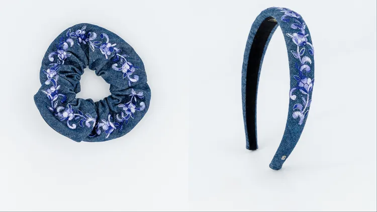 亞歷山卓丹寧刺繡荷葉髮束（左）1萬4300元、丹寧刺繡髮箍（右）1萬1500元。品牌提供