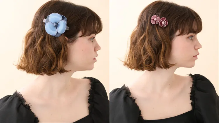 亞歷山卓金燦珠蕊山茶花仕女夾（左）9900元、金燦珠蕊山茶花豆扣夾（右）9300元。品牌提供