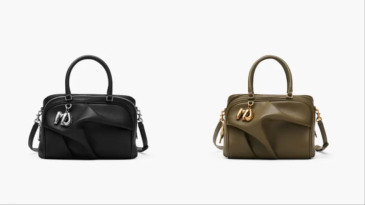 MARC JACOBS WAVE氣球斜跨手拿包（中），各3萬1000元。品牌提供