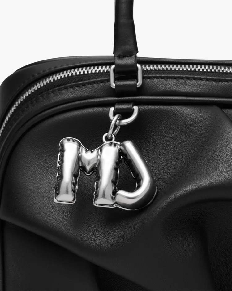 The Wave Bag包身上掛有銀色MJ氣球掛飾。品牌提供