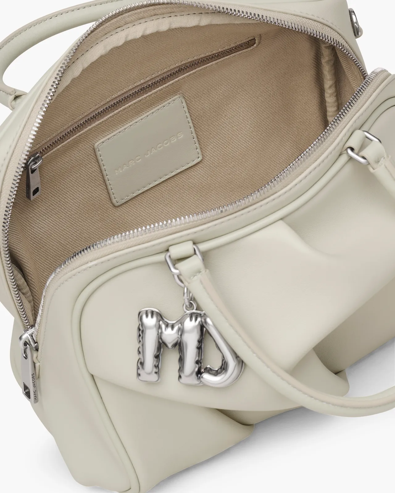 The Wave Bag擁有柔軟廓形與大容量收納空間。品牌提供