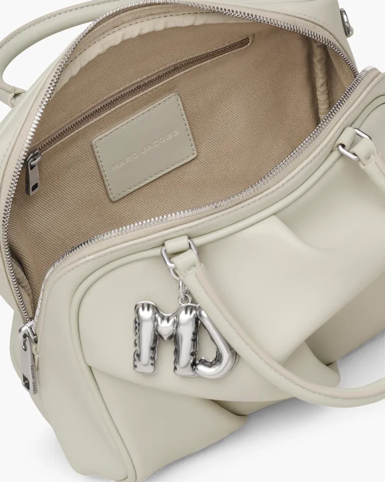 The Wave Bag擁有柔軟廓形與大容量收納空間。品牌提供