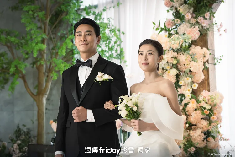 朱智勛（左）、河智苑劇中為了利益結婚，出道多年首次合作，彼此都認為是最佳時機。friDay影音提供