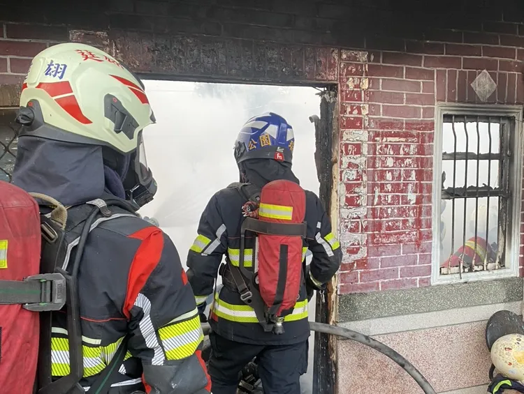 警消到場時平房已經陷入全面燃燒。民眾提供