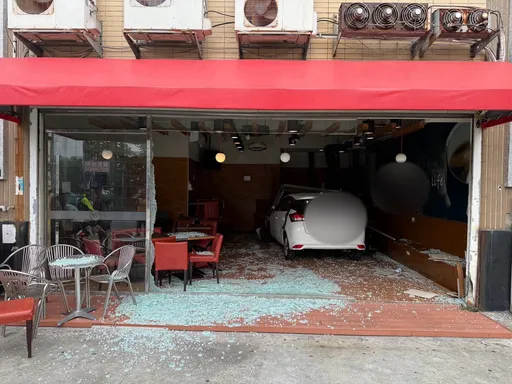 這裡不是得來速！7旬婦開車撞進85度C　男客送醫不治