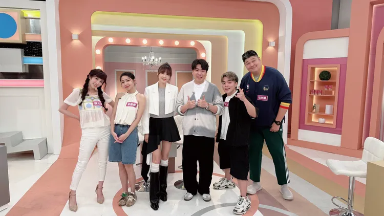 蔡允潔（左起）、曾智希、嚴立婷、梁赫群、海產、哈孝遠錄影。民視提供