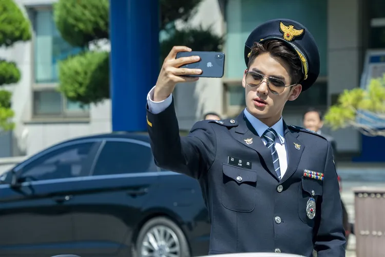 鄭家藍在本作中飾演一名網紅刑警。車庫娛樂提供