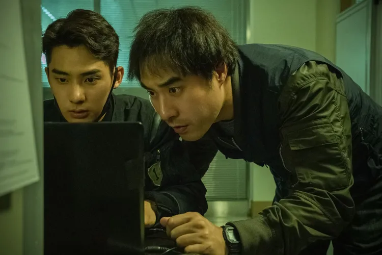 裴晟祐在本作中飾演一名落魄刑警。車庫娛樂提供