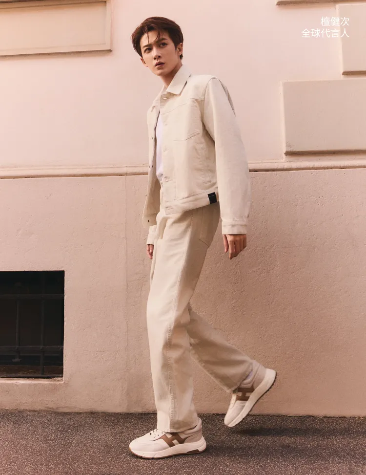 檀健次選擇以清爽米色造型搭配Hyperlight老爹鞋。品牌提供