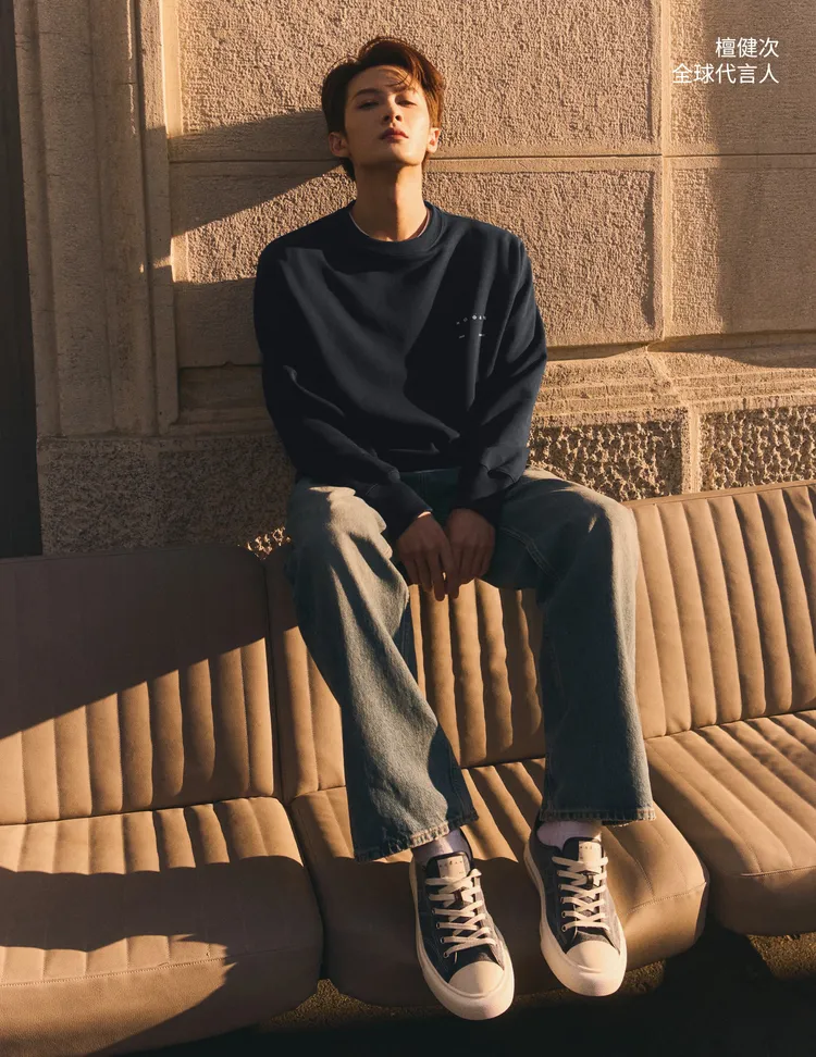 檀健次換上大學T、牛仔褲，並以水洗質感的H691系列搭出活力感。品牌提供