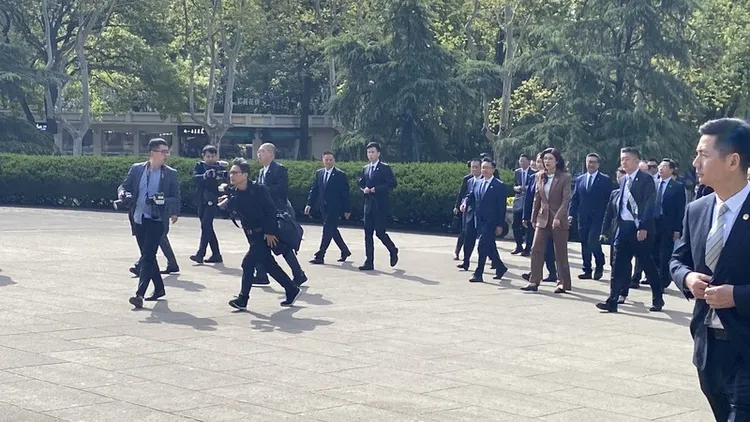 鄭麗文8日上午赴南京中山陵拜謁國父孫中山，圖為她進場時的情況。 中央社