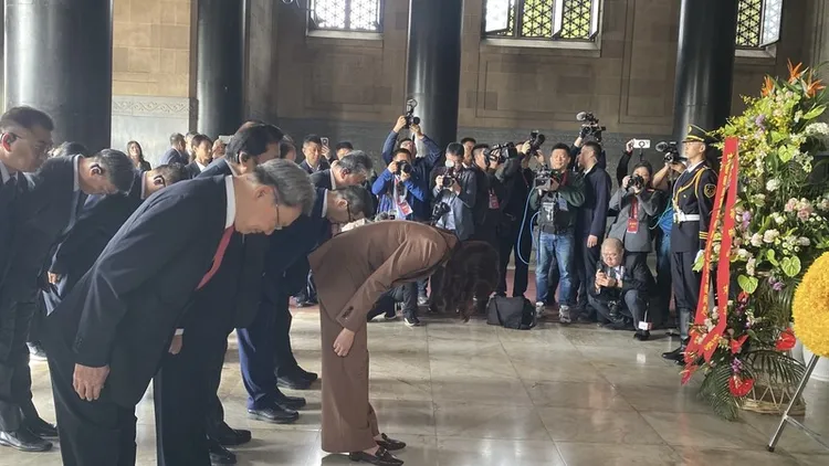 鄭麗文8日上午赴南京中山陵拜謁國父孫中山，圖為向靈柩鞠躬行禮。 中央社