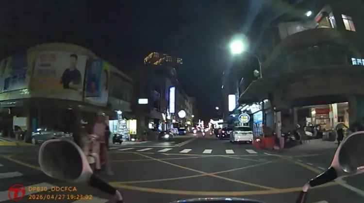 警方發現陳男夜間行車未開大燈。翻攝畫面