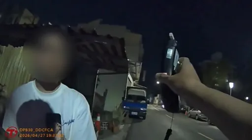 酒駕拒測竟上演「碰瓷」警車！不惜伸腳被車輾　男子下場超展開